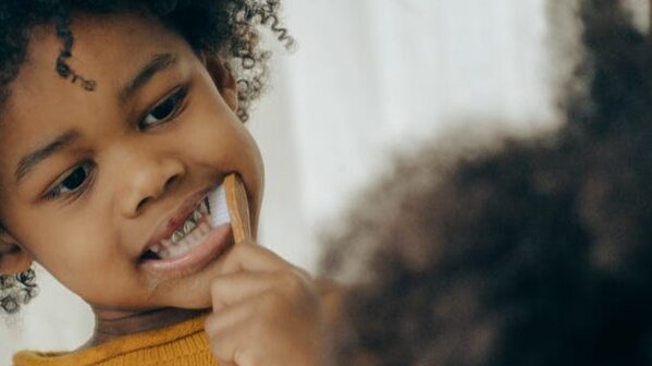 العناية بأسنان الأطفال